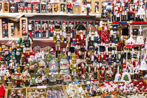 Münih, Almanya - 27 Kasım 2018: Noel Fuar Merkezi Münih'in yeni yıl ve Hatıra Eşyası turist kent sakinleri için.