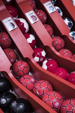 Münih, Almanya - 25 Kasım 2018: Mağaza spor giyim ve Hediyelik eşya Bavyera Münih futbol takımı Allianz Arena bölge.