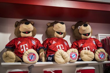 Münih, Almanya - 25 Kasım 2018: Mağaza spor giyim ve Hediyelik eşya Bavyera Münih futbol takımı Allianz Arena bölge.