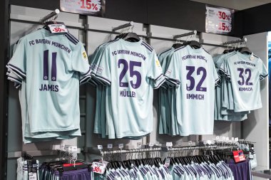 Münih, Almanya - 25 Kasım 2018: Mağaza spor giyim ve Hediyelik eşya Bavyera Münih futbol takımı Allianz Arena bölge.