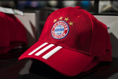 Münih, Almanya - 25 Kasım 2018: Mağaza spor giyim ve Hediyelik eşya Bavyera Münih futbol takımı Allianz Arena bölge.