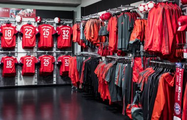 Münih, Almanya - 25 Kasım 2018: Mağaza spor giyim ve Hediyelik eşya Bavyera Münih futbol takımı Allianz Arena bölge.