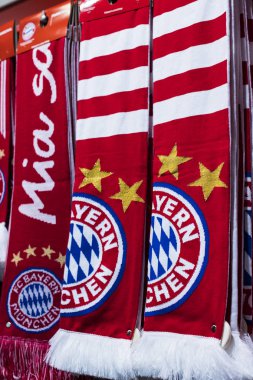 Münih, Almanya - 25 Kasım 2018: Mağaza spor giyim ve Hediyelik eşya Bavyera Münih futbol takımı Allianz Arena bölge.