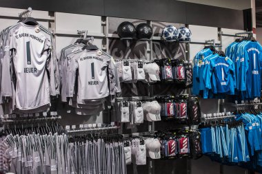 Münih, Almanya - 25 Kasım 2018: Mağaza spor giyim ve Hediyelik eşya Bavyera Münih futbol takımı Allianz Arena bölge.
