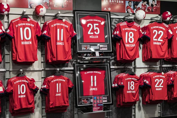 Münih, Almanya - 25 Kasım 2018: Mağaza spor giyim ve Hediyelik eşya Bavyera Münih futbol takımı Allianz Arena bölge.