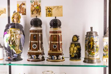 MUNİK, GERMANY - 24 Kasım 2018: Ekim Festivali Kupaları Müzesi 'nde sergiler, kutlama tarihi şişeler.