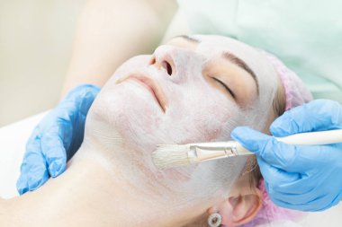 Kadın yüz Masaj ve yüz bakımı yordamı salon kozmetik soyar. 