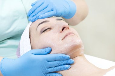 Kadın yüz Masaj ve yüz bakımı yordamı salon kozmetik soyar. 