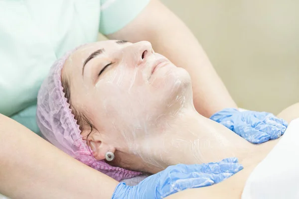 Mulher Massagem Facial Procedimento Casca Facial Salão Beleza Cosméticos — Fotografia de Stock