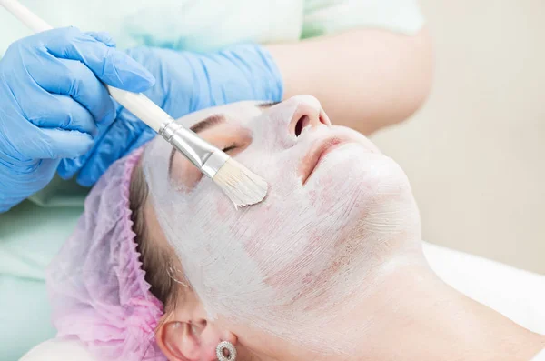 Mulher Massagem Facial Procedimento Casca Facial Salão Beleza Cosméticos — Fotografia de Stock