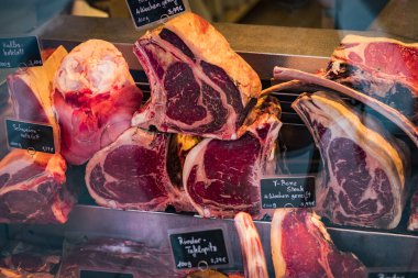 Münih, Almanya - 23 Kasım 2018: bakkal market Münih, Viktualienmarkt eski kesiminde alışveriş satırları