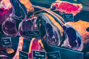 Münih, Almanya - 23 Kasım 2018: bakkal market Münih, Viktualienmarkt eski kesiminde alışveriş satırları