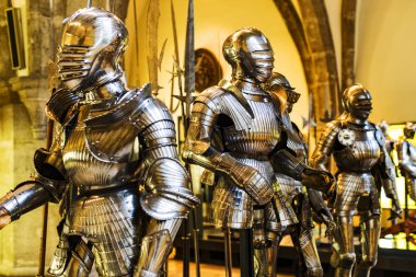 MÜZİK, Almanya - 27 Kasım 2018: Münih 'teki Bavyera Ulusal Müzesi' nde sunulan ortaçağ zırhı ve şövalyeleri sergisi. 