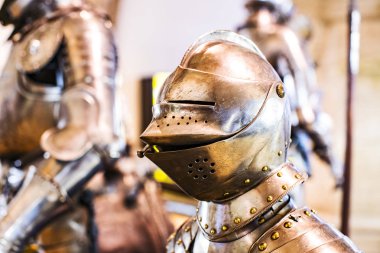 MÜZİK, Almanya - 27 Kasım 2018: Münih 'teki Bavyera Ulusal Müzesi' nde sunulan ortaçağ zırhı ve şövalyeleri sergisi. 
