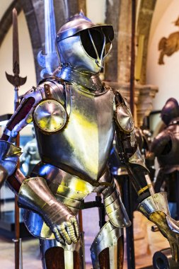 MÜZİK, Almanya - 27 Kasım 2018: Münih 'teki Bavyera Ulusal Müzesi' nde sunulan ortaçağ zırhı ve şövalyeleri sergisi. 