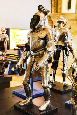 MÜZİK, Almanya - 27 Kasım 2018: Münih 'teki Bavyera Ulusal Müzesi' nde sunulan ortaçağ zırhı ve şövalyeleri sergisi. 