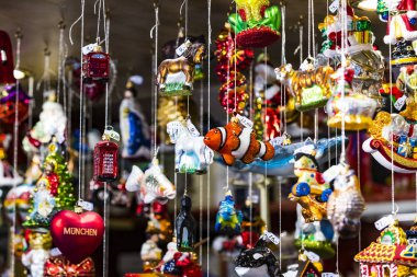 Münih, Almanya - 28 Kasım 2018: Noel Fuar Merkezi Münih'in yeni yıl ve Hatıra Eşyası turist kent sakinleri için. 