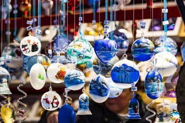 Münih, Almanya - 28 Kasım 2018: Noel Fuar Merkezi Münih'in yeni yıl ve Hatıra Eşyası turist kent sakinleri için. 