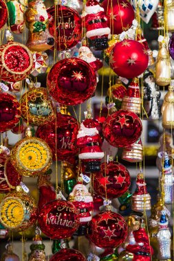 Münih, Almanya - 28 Kasım 2018: Noel Fuar Merkezi Münih'in yeni yıl ve Hatıra Eşyası turist kent sakinleri için. 