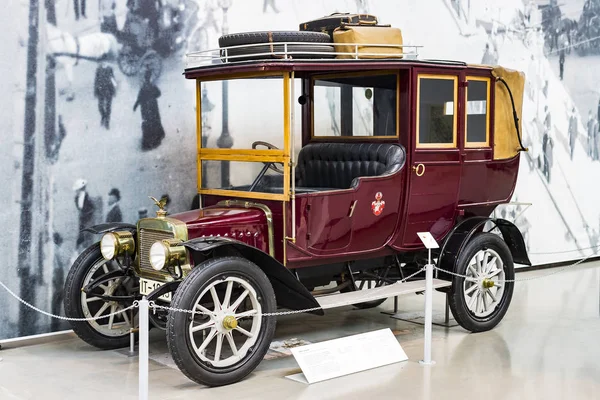 Münih, Almanya - 26 Kasım 2018: topluluğu tarihsel olarak bilinen ve Münih ulaşım Müzesi (Deutsches Museum Verkehrszentrum Araçlar). 