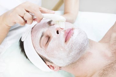 adam maske kozmetik prosedür spa salonda 