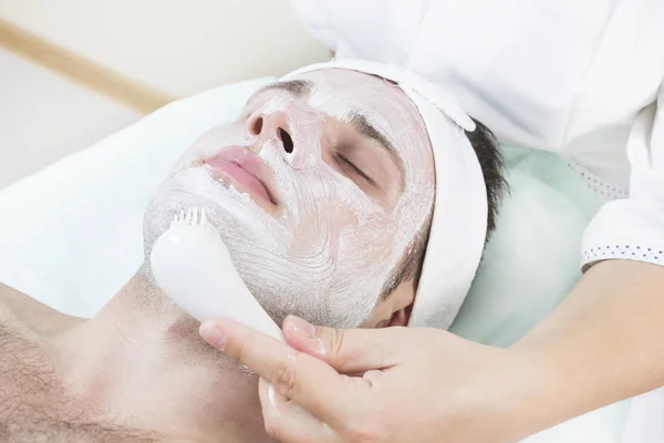 Uomo Nella Procedura Cosmetica Maschera Nel Salone Spa — Foto Stock