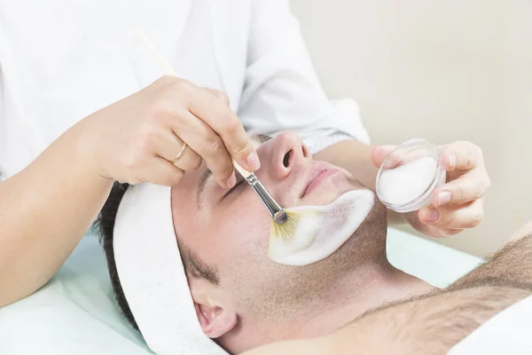 Mann Der Maske Kosmetischer Eingriff Wellness Salon — Stockfoto