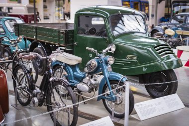 Münih, Almanya - 26 Kasım 2018: topluluğu tarihsel olarak bilinen ve Münih ulaşım Müzesi (Deutsches Museum Verkehrszentrum Araçlar). 