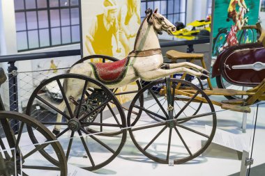 Münih, Almanya - 26 Kasım 2018: topluluğu tarihsel olarak bilinen ve Münih ulaşım Müzesi (Deutsches Museum Verkehrszentrum Araçlar).