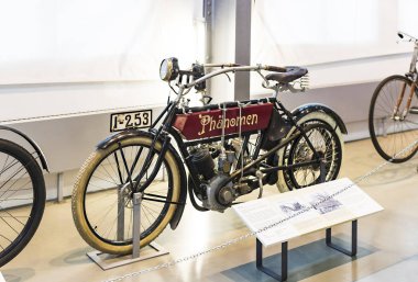 Münih, Almanya - 26 Kasım 2018: topluluğu tarihsel olarak bilinen ve Münih ulaşım Müzesi (Deutsches Museum Verkehrszentrum Araçlar).