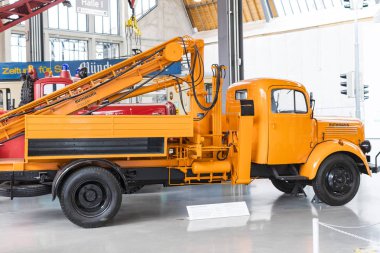 Münih, Almanya - 26 Kasım 2018: topluluğu tarihsel olarak bilinen ve Münih ulaşım Müzesi (Deutsches Museum Verkehrszentrum Araçlar).