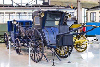 Münih, Almanya - 26 Kasım 2018: topluluğu tarihsel olarak bilinen ve Münih ulaşım Müzesi (Deutsches Museum Verkehrszentrum Araçlar).