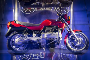 Münih, Almanya - 24 Kasım 2018: Sergi ve başarıları otomobil ve motosiklet Bmw Müzesi'nde efsanevi modellerinin ve sergiler. 