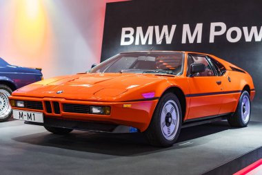 Münih, Almanya - 24 Kasım 2018: Sergi ve başarıları otomobil ve motosiklet Bmw Müzesi'nde efsanevi modellerinin ve sergiler. 