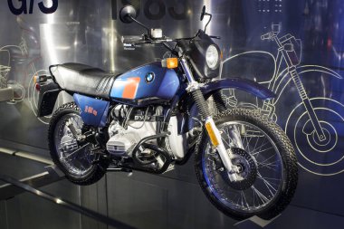 Münih, Almanya - 24 Kasım 2018: Sergi ve başarıları otomobil ve motosiklet Bmw Müzesi'nde efsanevi modellerinin ve sergiler. 