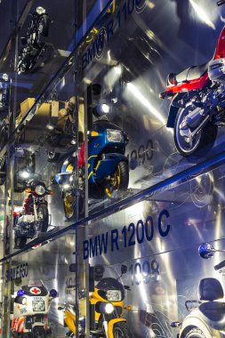 Münih, Almanya - 24 Kasım 2018: Sergi ve başarıları otomobil ve motosiklet Bmw Müzesi'nde efsanevi modellerinin ve sergiler. 