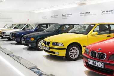 Münih, Almanya - 24 Kasım 2018: Sergi ve başarıları otomobil ve motosiklet Bmw Müzesi'nde efsanevi modellerinin ve sergiler. 