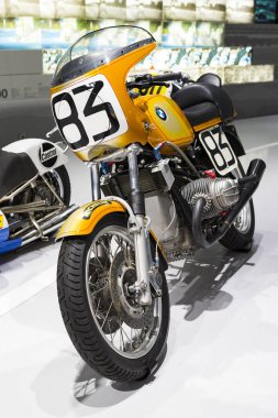 Münih, Almanya - 24 Kasım 2018: Sergi ve başarıları otomobil ve motosiklet Bmw Müzesi'nde efsanevi modellerinin ve sergiler. 