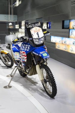 Münih, Almanya - 24 Kasım 2018: Sergi ve başarıları otomobil ve motosiklet Bmw Müzesi'nde efsanevi modellerinin ve sergiler. 