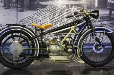 Münih, Almanya - 24 Kasım 2018: Sergi ve başarıları otomobil ve motosiklet Bmw Müzesi'nde efsanevi modellerinin ve sergiler. 