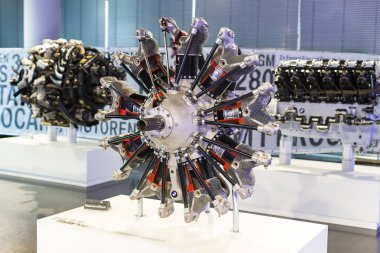 Münih, Almanya - 24 Kasım 2018: Sergi ve başarıları otomobil ve motosiklet Bmw Müzesi'nde efsanevi modellerinin ve sergiler. 