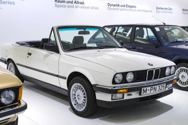Münih, Almanya - 24 Kasım 2018: Sergi ve başarıları otomobil ve motosiklet Bmw Müzesi'nde efsanevi modellerinin ve sergiler. 