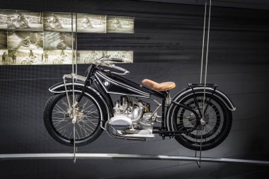 Münih, Almanya - 24 Kasım 2018: Sergi ve başarıları otomobil ve motosiklet Bmw Müzesi'nde efsanevi modellerinin ve sergiler. 