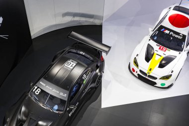 Münih, Almanya - 24 Kasım 2018: Sergi ve başarıları otomobil ve motosiklet Bmw Müzesi'nde efsanevi modellerinin ve sergiler. 
