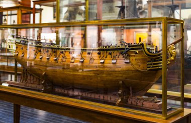 Madrid, İspanya - 28 Mart, 2018: Denizcilik Müzesi Madrid tarihinin İspanyol Donanması gemi modelleri tarihi eser . 