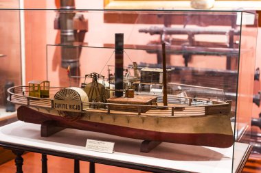 Madrid, İspanya - 28 Mart, 2018: Denizcilik Müzesi Madrid tarihinin İspanyol Donanması gemi modelleri tarihi eser . 