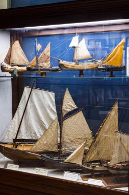 Madrid, İspanya - 28 Mart, 2018: Denizcilik Müzesi Madrid tarihinin İspanyol Donanması gemi modelleri tarihi eser . 