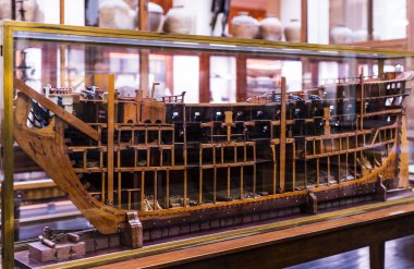 Madrid, İspanya - 28 Mart, 2018: Denizcilik Müzesi Madrid tarihinin İspanyol Donanması gemi modelleri tarihi eser . 