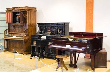 Münih, Almanya - 26 Kasım 2018: Alman Müzesi Bilim ve teknoloji başarı geçmişi verme pozlama müzik aleti temsil eder .