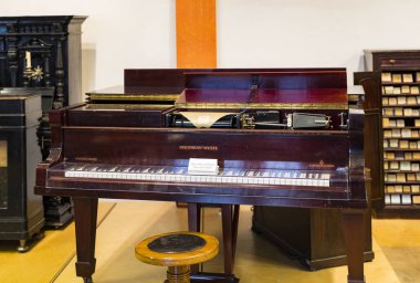 Münih, Almanya - 26 Kasım 2018: Alman Müzesi Bilim ve teknoloji başarı geçmişi verme pozlama müzik aleti temsil eder .